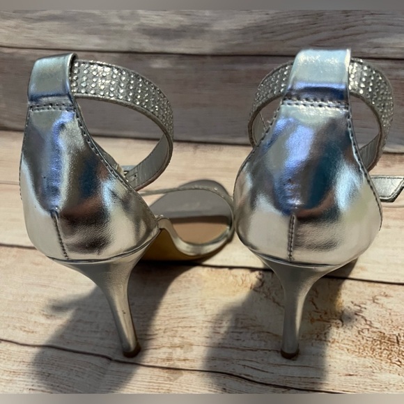 Betsey Johnson Broadway Silver Satin Crystal Ankle Strap 4" Heel Pumps Size 7 - Picture 5 of 7